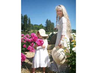 Farmhouse Style: Vintage Eyelet-Lace Dress