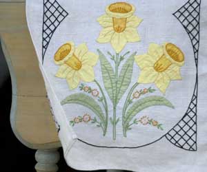 Farmhouse Style: Daffodil Table Runner